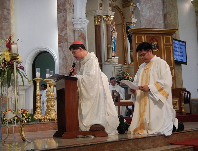 Cardinal Luis Antonio Tagle prays for the end of corruption during the national consecration to the Immaculate Heart of Mary, Philippines, June 8, 2013. Cardinal Luis Antonio Tagle prays for the end of corruption during the national consecration to the Immaculate Heart of Mary, Philippines, June 8, 2013.