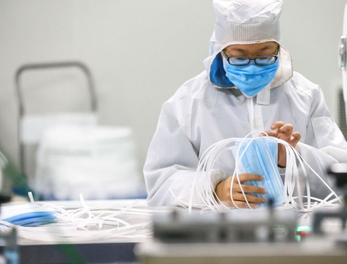 A worker produces protective face masks at a factory in Qingdao in China's eastern Shandong province on Feb. 6 to support the supply of medical materials during the coronavirus outbreak that originated from Hubei's provincial capital city of Wuhan. The number of confirmed infections in China's coronavirus outbreak has reached 28,018 nationwide, with 3,694 new cases reported, the National Health Commission said Feb. 6. A worker produces protective face masks at a factory in Qingdao in China's eastern Shandong province on Feb. 6 to support the supply of medical materials during the coronavirus outbreak that originated from Hubei's provincial capital city of Wuhan. The number of confirmed infections in China's coronavirus outbreak has reached 28,018 nationwide, with 3,694 new cases reported, the National Health Commission said Feb. 6.