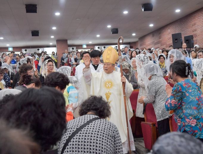Above, Cardinal Andrew Yeom Soo-Jung, archbishop of Seoul and apostolic administrator of Pyongyang (capital city of North Korea), led a prayer rally for peace on the Korean Peninsula on June 22. Below, some 3,000 parishioners participated in recitation of the Rosary, Mass and a concert by young Catholics from neighboring Mongolia. Korean Catholics have engaged in fervent prayer on behalf of peace as denuclearization talks continue between the U.S. and North Korea. Above, Cardinal Andrew Yeom Soo-Jung, archbishop of Seoul and apostolic administrator of Pyongyang (capital city of North Korea), led a prayer rally for peace on the Korean Peninsula on June 22. Below, some 3,000 parishioners participated in recitation of the Rosary, Mass and a concert by young Catholics from neighboring Mongolia. Korean Catholics have engaged in fervent prayer on behalf of peace as denuclearization talks continue between the U.S. and North Korea.