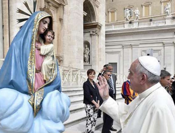 Pope Francis with a statue of Mary and Baby Jesus at the Sept. 9, 2015, general audience. Pope Francis with a statue of Mary and Baby Jesus at the Sept. 9, 2015, general audience.