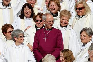 Archbishop Justin Welby of Canterbury joins a crowd of hundreds of Church of England women priests on the steps of St. Paul’s Cathedral in London, prior to a special service on May 3 celebrating the 20th anniversary of the ordination of women. Archbishop Justin Welby of Canterbury joins a crowd of hundreds of Church of England women priests on the steps of St. Paul’s Cathedral in London, prior to a special service on May 3 celebrating the 20th anniversary of the ordination of women.