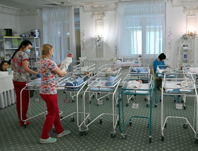 Nurses care for newborn babies at the Kyiv’s Venice hotel on May 15. More than 100 babies born to surrogate mothers have been stranded in Ukraine, as their foreign parents cannot collect them due to border closures imposed during the coronavirus pandemic. Nurses care for newborn babies at the Kyiv’s Venice hotel on May 15. More than 100 babies born to surrogate mothers have been stranded in Ukraine, as their foreign parents cannot collect them due to border closures imposed during the coronavirus pandemic.