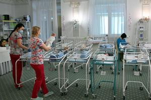 Nurses care for newborn babies at the Kyiv’s Venice hotel on May 15. More than 100 babies born to surrogate mothers have been stranded in Ukraine, as their foreign parents cannot collect them due to border closures imposed during the coronavirus pandemic. Nurses care for newborn babies at the Kyiv’s Venice hotel on May 15. More than 100 babies born to surrogate mothers have been stranded in Ukraine, as their foreign parents cannot collect them due to border closures imposed during the coronavirus pandemic.