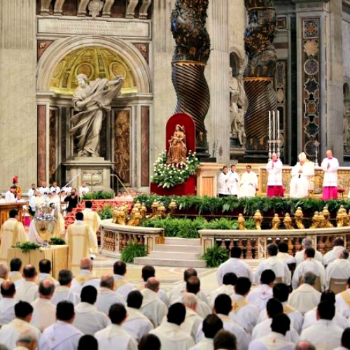 Pope Francis celebrates Holy Thrusday’s chrism Mass in St. Peter’s Basilica April 2.
Pope Francis celebrates Holy Thrusday’s chrism Mass in St. Peter’s Basilica April 2.