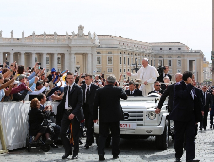 Pope Francis greets pilgrims from the popemobile during the General Audience in St. Peter's Square, May 25, 2016. Pope Francis greets pilgrims from the popemobile during the General Audience in St. Peter's Square, May 25, 2016.