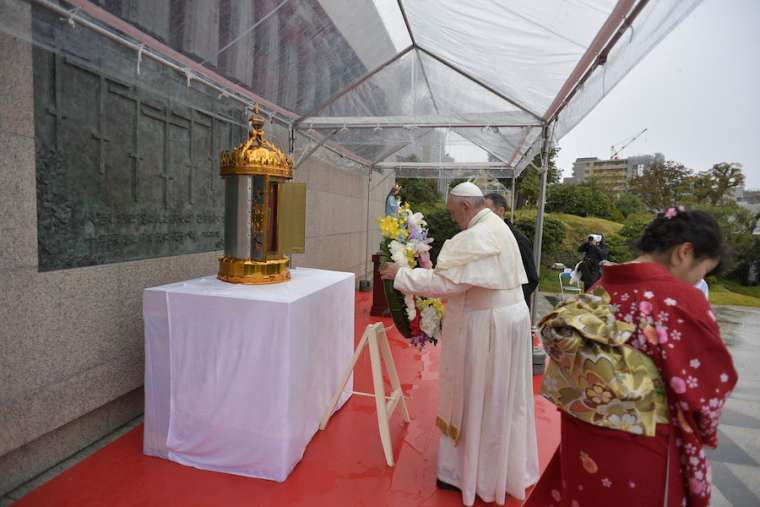 Pope Francis at the Nagasaki Martyrs’ Monument on Nishizaka Hill Nov. 24. Pope Francis at the Nagasaki Martyrs’ Monument on Nishizaka Hill Nov. 24.