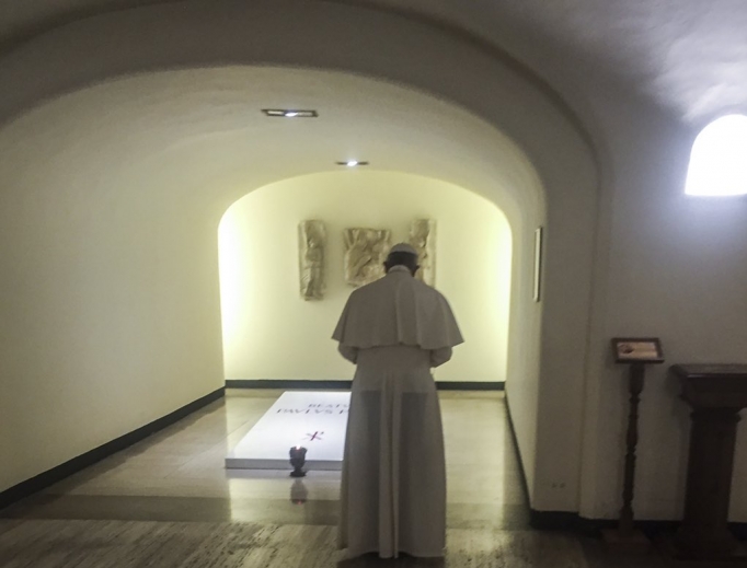 Pope Francis prays at the tomb of Blessed Paul VI beneath St. Peter’s Basilica Aug. 6. Pope Francis prays at the tomb of Blessed Paul VI beneath St. Peter’s Basilica Aug. 6.