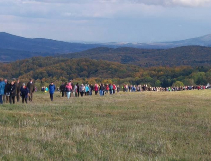 Above, the Rosary at the shrine at Kalwaria Pacławicka. Below, other images of the Polish border Rosary across the country, including seminarians taking part in the prayer event in Kudowa Zdrój.
Above, the Rosary at the shrine at Kalwaria Pacławicka. Below, other images of the Polish border Rosary across the country, including seminarians taking part in the prayer event in Kudowa Zdrój.