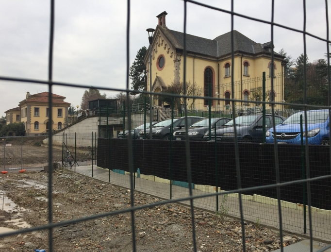 A view of the chapel of the former Ospedali Riuniti Hospital in the middle of a construction site, where a new Guardia di Finanza Police Academy is being built. The empty Catholic church was put up for sale. The seller assumed that the Romanian Orthodox community, which has been using it on loan for years, would secure the church. At the last moment, however, the Association of Muslims in Bergamo bought the sacred space. A view of the chapel of the former Ospedali Riuniti Hospital in the middle of a construction site, where a new Guardia di Finanza Police Academy is being built. The empty Catholic church was put up for sale. The seller assumed that the Romanian Orthodox community, which has been using it on loan for years, would secure the church. At the last moment, however, the Association of Muslims in Bergamo bought the sacred space.