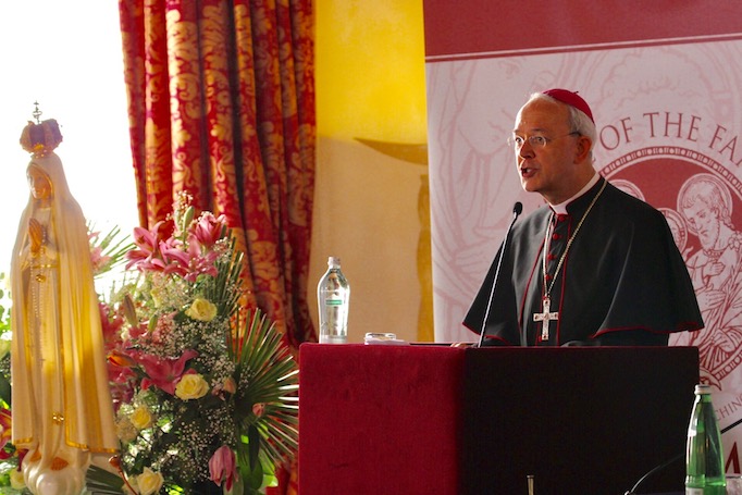 Bishop Athanasius Schneider addresses the Rome Life Forum, May 19, 2017. Bishop Athanasius Schneider addresses the Rome Life Forum, May 19, 2017.