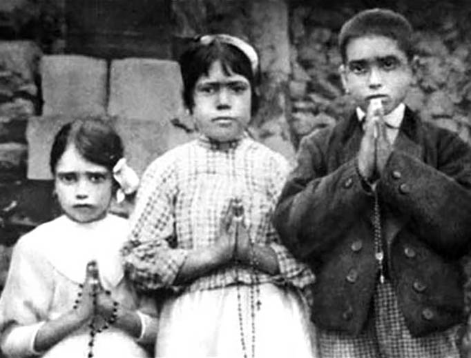 From left: Jacinta Marto (age 7), Lúcia Santos (age 10) and Francisco Marto (age 9) From left: Jacinta Marto (age 7), Lúcia Santos (age 10) and Francisco Marto (age 9)