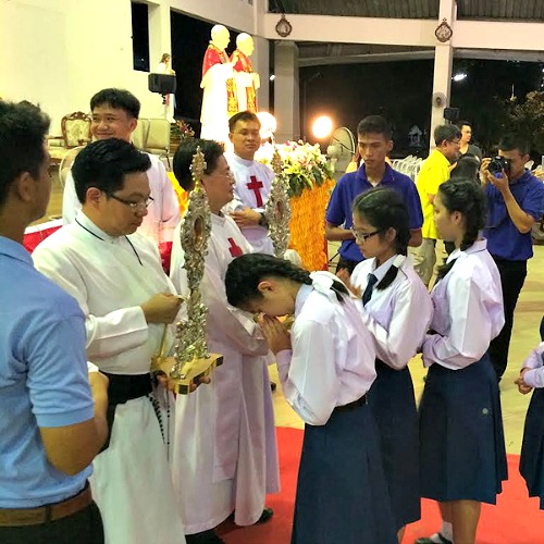 Students venerate the relics of Sts. John XXIII and John Paul II in Sriracha, Thailand. Students venerate the relics of Sts. John XXIII and John Paul II in Sriracha, Thailand.