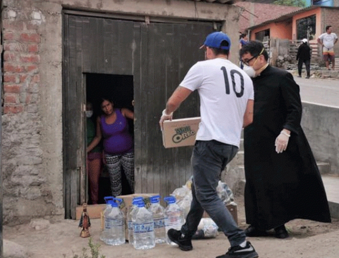 Fr. Omar Sánchez Portillo distributes food in Lima's Lurin district. Fr. Omar Sánchez Portillo distributes food in Lima's Lurin district.