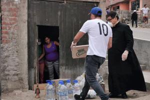 Fr. Omar Sánchez Portillo distributes food in Lima's Lurin district. Fr. Omar Sánchez Portillo distributes food in Lima's Lurin district.