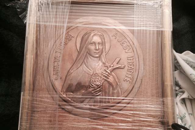 This image of St. Thérèse of Lisieux was a gift presented to Pope Francis by French journalist Caroline Pigozzi. This image of St. Thérèse of Lisieux was a gift presented to Pope Francis by French journalist Caroline Pigozzi.