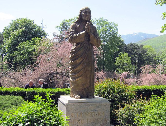 Statue of Mother Teresa in Peja, Kosovo Statue of Mother Teresa in Peja, Kosovo