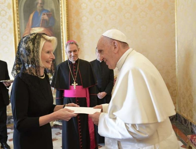 US Ambassador to the Holy See Callista Gingrich with Pope Francis. US Ambassador to the Holy See Callista Gingrich with Pope Francis.