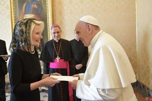 US Ambassador to the Holy See Callista Gingrich with Pope Francis. US Ambassador to the Holy See Callista Gingrich with Pope Francis.