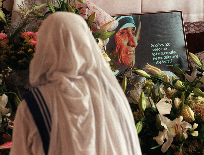 Above, a sister belonging to the Missionaries of Charity mourns at a memorial Mass for Mother Teresa in Hong Kong Sept. 8, 1997. Mother Teresa died Sept. 5, 1997. Below, Father Raymond J. de Souza meets Benedict XVI at the Western Wall (Kotel) in Jerusalem during his pilgrimage May 12, 2009. The chief rabbi of the Kotel is shown at right (with beard). Above, a sister belonging to the Missionaries of Charity mourns at a memorial Mass for Mother Teresa in Hong Kong Sept. 8, 1997. Mother Teresa died Sept. 5, 1997. Below, Father Raymond J. de Souza meets Benedict XVI at the Western Wall (Kotel) in Jerusalem during his pilgrimage May 12, 2009. The chief rabbi of the Kotel is shown at right (with beard).