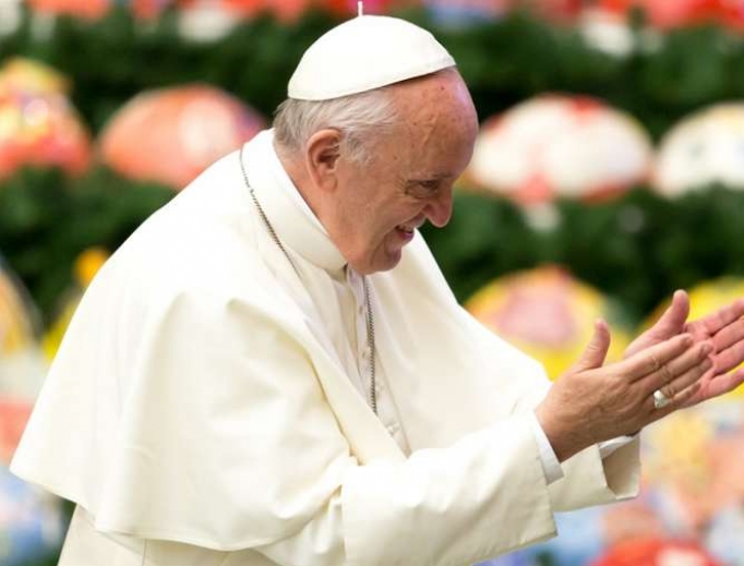 Pope Francis greets the faithful in Paul VI Hall on December 13, 2017. Pope Francis greets the faithful in Paul VI Hall on December 13, 2017.