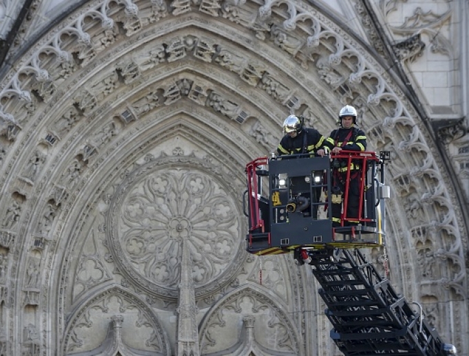 Firefighters are at work to put out a fire at the Saint-Pierre-et-Saint-Paul cathedral in Nantes, western France, on July 18, 2020. Firefighters are at work to put out a fire at the Saint-Pierre-et-Saint-Paul cathedral in Nantes, western France, on July 18, 2020.