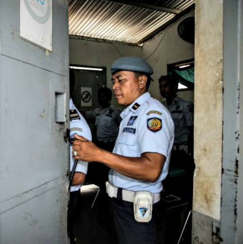An officer closes the gate of Kerobokan prison in Indonesia, where Myuran Sukuraman and Andrew Chan are jailed, Feb. 10. An officer closes the gate of Kerobokan prison in Indonesia, where Myuran Sukuraman and Andrew Chan are jailed, Feb. 10.