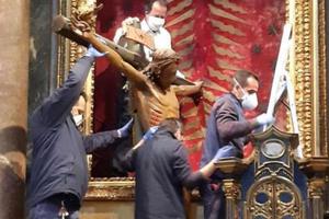 The miraculous crucifix being taken to Saint Peter's Square for Pope Francis' Urbi et Orbi blessing, March 26, 2020. The miraculous crucifix being taken to Saint Peter's Square for Pope Francis' Urbi et Orbi blessing, March 26, 2020.