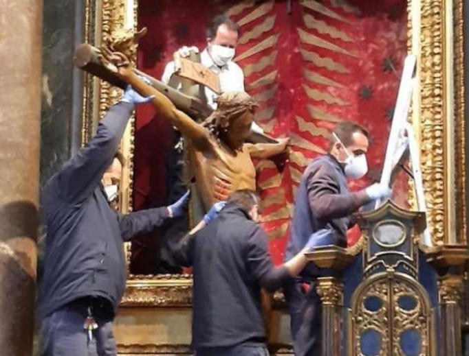 The miraculous crucifix being taken to Saint Peter's Square for Pope Francis' Urbi et Orbi blessing, March 26, 2020. The miraculous crucifix being taken to Saint Peter's Square for Pope Francis' Urbi et Orbi blessing, March 26, 2020.