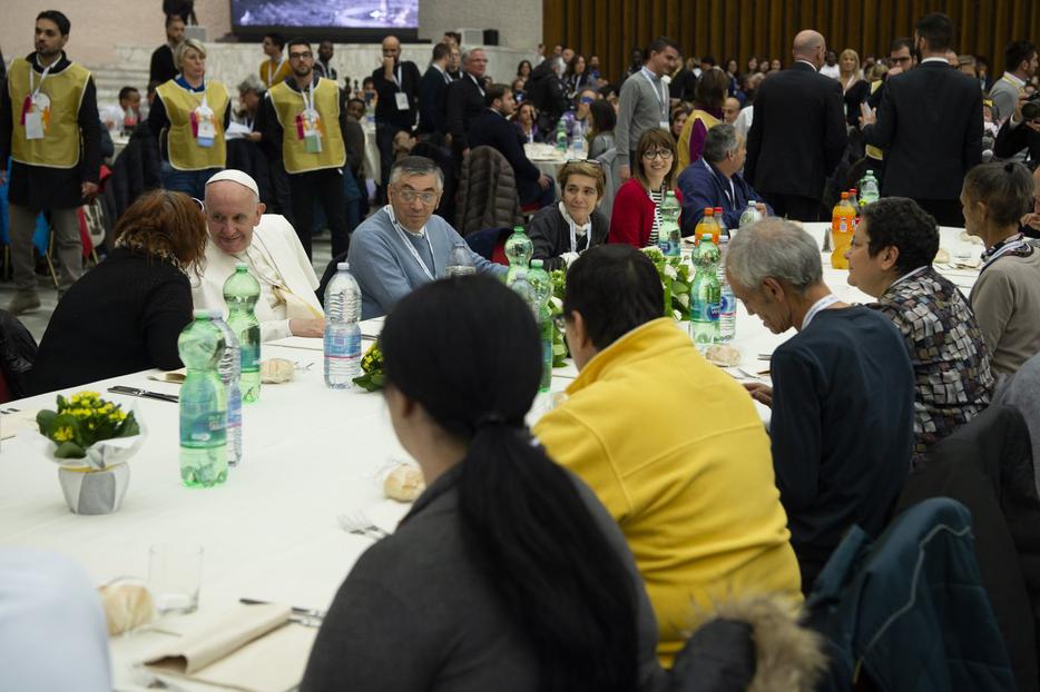 Pope Francis enjoys lunch with a group of poor and needy in St. Paul VI Hall, Nov. 18, 2018. Pope Francis enjoys lunch with a group of poor and needy in St. Paul VI Hall, Nov. 18, 2018.