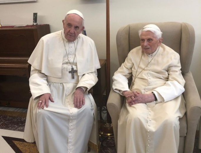At the beginning of Holy Week, Pope Francis made a special visit to the Mater Ecclesiae Monastery to offer Easter greetings and birthday wishes to Pope Emeritus Benedict XVI.
At the beginning of Holy Week, Pope Francis made a special visit to the Mater Ecclesiae Monastery to offer Easter greetings and birthday wishes to Pope Emeritus Benedict XVI.
