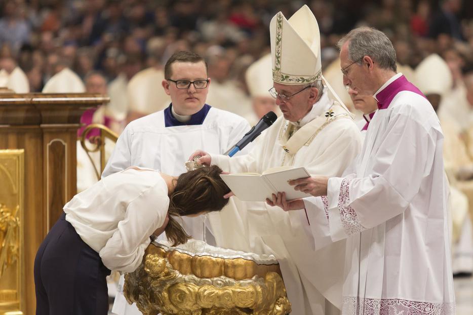 Pope Francis baptizes Alejandra Ester Leticia Cacheiro Bofarull from Spain at the Easter Vigil in St. Peter's basilica, April 15, 2017. Pope Francis baptizes Alejandra Ester Leticia Cacheiro Bofarull from Spain at the Easter Vigil in St. Peter's basilica, April 15, 2017.