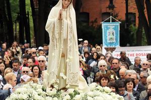 A Marian procession prior to the consecration of the Diocese of Providence, Rhode Island.
A Marian procession prior to the consecration of the Diocese of Providence, Rhode Island.