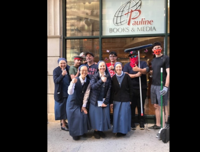Sisters and volunteers outside the Pauline bookstore in Chicago. Sisters and volunteers outside the Pauline bookstore in Chicago.