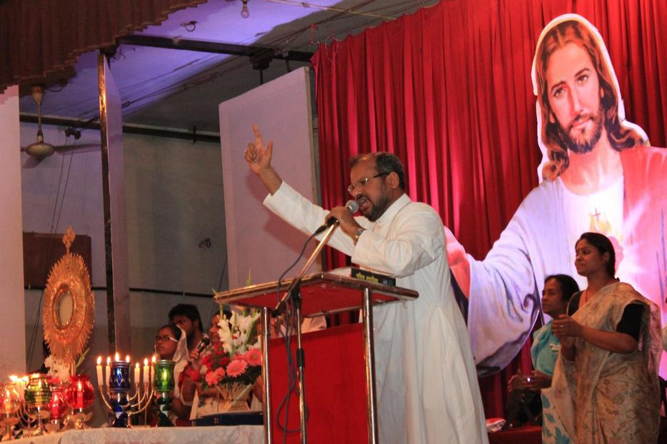 Bishop Franco Mulakkal, auxiliary bishop of the Delhi Archdiocese, is shown leading his popular Friday evening preaching with adoration at the community hall of the Sacred Heart Cathedral in New Delhi in 2013 before he was appointed bishop of Jalandar. He was arrested Sept. 21 on rape charges. The bishop maintains his innocence.
Bishop Franco Mulakkal, auxiliary bishop of the Delhi Archdiocese, is shown leading his popular Friday evening preaching with adoration at the community hall of the Sacred Heart Cathedral in New Delhi in 2013 before he was appointed bishop of Jalandar. He was arrested Sept. 21 on rape charges. The bishop maintains his innocence.