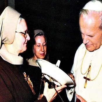 Mother Angelica meets Pope John Paul II in 1982 Mother Angelica meets Pope John Paul II in 1982