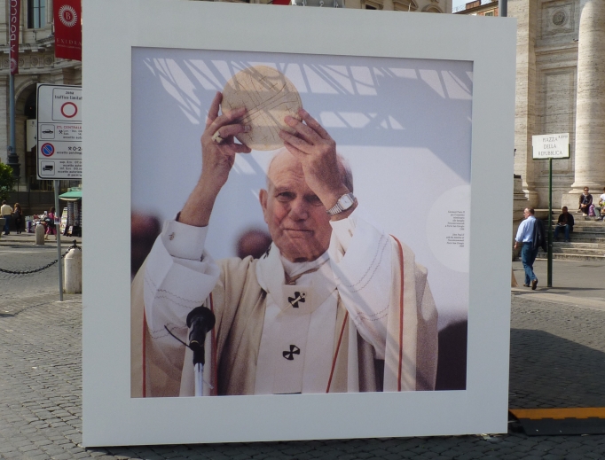 Reppublica Square decorated its streets with huge cubes full of images from John Paul II's pontificate, including moments from the Mass.
Reppublica Square decorated its streets with huge cubes full of images from John Paul II's pontificate, including moments from the Mass.