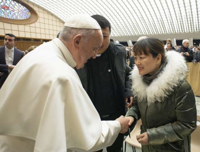 Pope Francis greets a woman after his weekly General Audience, January 8, 2020. Pope Francis greets a woman after his weekly General Audience, January 8, 2020.