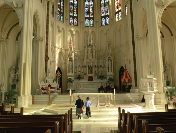 DIVINE DENVER. Above, the main altar draws worshippers’ attention. DIVINE DENVER. Above, the main altar draws worshippers’ attention.