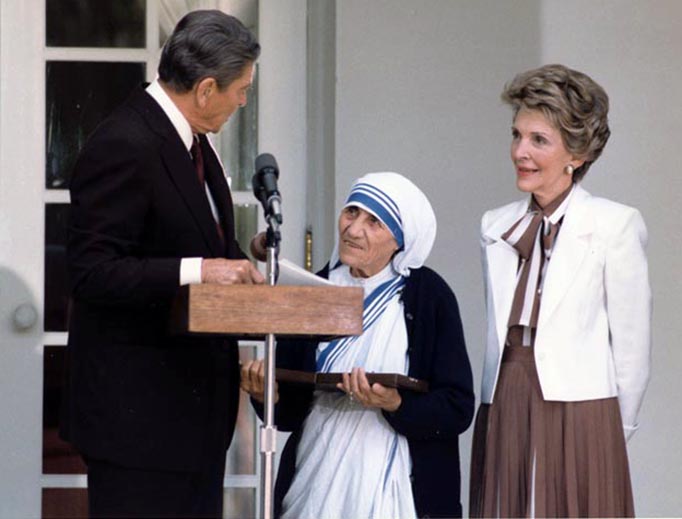 President Ronald Reagan presents Mother Teresa with the Medal of Freedom at a White House Ceremony, June 20, 1985. President Ronald Reagan presents Mother Teresa with the Medal of Freedom at a White House Ceremony, June 20, 1985.