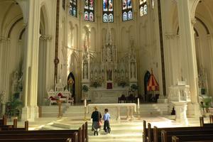 DIVINE DENVER. Above, the main altar draws worshippers’ attention. DIVINE DENVER. Above, the main altar draws worshippers’ attention.