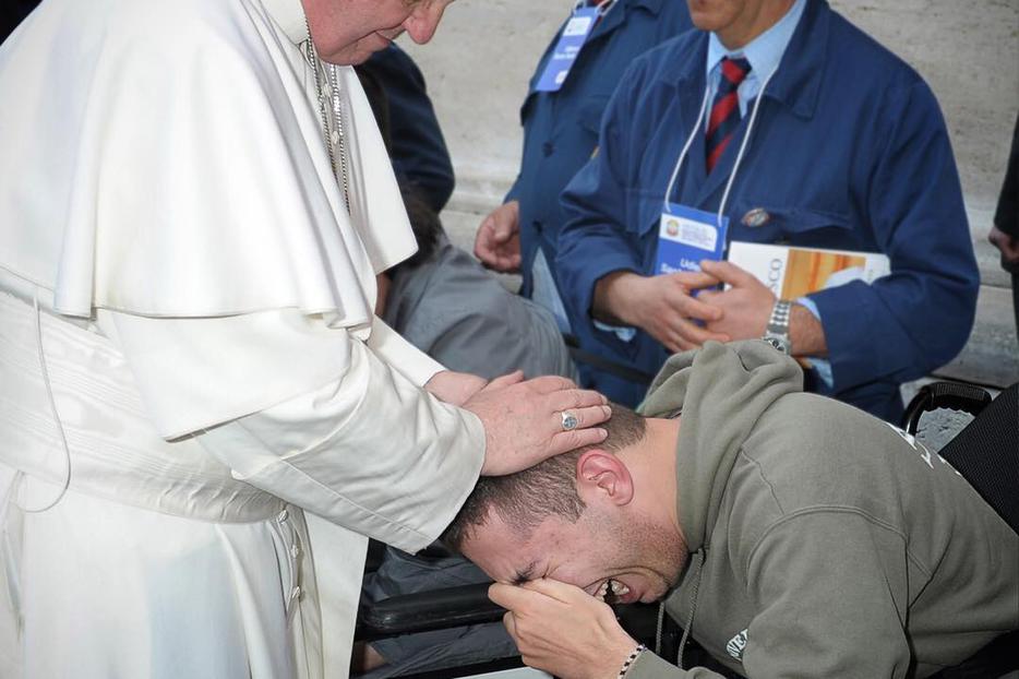 Above, Pope Francis blesses a young man. Below, Maximilien Luce, The Good Samaritan Above, Pope Francis blesses a young man. Below, Maximilien Luce, The Good Samaritan