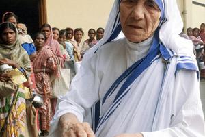 Mother Teresa of Calcutta serves the poor Dec. 5, 1980, at her mission in Calcutta, India. Mother Teresa of Calcutta serves the poor Dec. 5, 1980, at her mission in Calcutta, India.