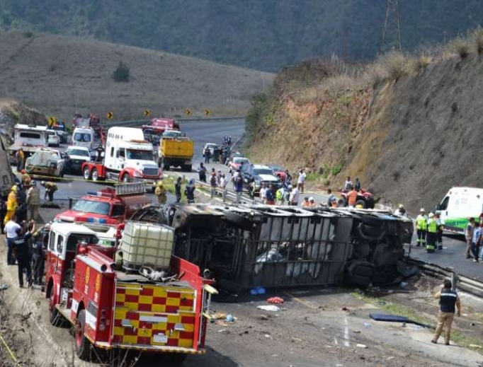 Rescue personnel work at the site of a road accident in Veracruz, Mexico, May 29, 2019. A semi crashed into a bus carrying pilgrims. Rescue personnel work at the site of a road accident in Veracruz, Mexico, May 29, 2019. A semi crashed into a bus carrying pilgrims.