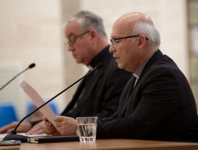 Bishop Fernando Ramos of Chile reads a statement to the press May 18. Bishop Fernando Ramos of Chile reads a statement to the press May 18.