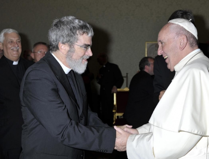 Jesuit Brother Guy Consolmagno greets Pope Francis. Jesuit Brother Guy Consolmagno greets Pope Francis.