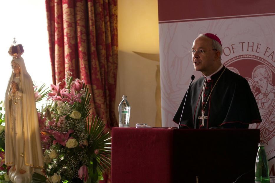 Bishop Athanasius Schneider addressing the Rome Life Forum, May 19, 2017. Bishop Athanasius Schneider addressing the Rome Life Forum, May 19, 2017.