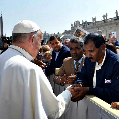 Pope Francis greets Ashiq Mesih, the husband of Asia Bibi, a Pakistani woman sentenced to death by a sharia court for blasphemy, in St. Peter’s Square during the Wednesday general audience on April 15.
Pope Francis greets Ashiq Mesih, the husband of Asia Bibi, a Pakistani woman sentenced to death by a sharia court for blasphemy, in St. Peter’s Square during the Wednesday general audience on April 15.