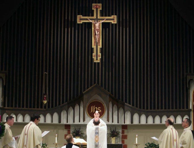 Above, Bishop James Conley celebrates Advent Mass for the diocesan staff at the John XXIII Pastoral Center in Lincoln, Nebraska. Below, Mass being said ad orientem at Star of the Sea and Holy Rosary parishes.
Above, Bishop James Conley celebrates Advent Mass for the diocesan staff at the John XXIII Pastoral Center in Lincoln, Nebraska. Below, Mass being said ad orientem at Star of the Sea and Holy Rosary parishes.