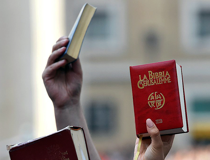 Faithful hold up Bibles at a papal audience in St. Peter’s Square on July 3, 2015.
Faithful hold up Bibles at a papal audience in St. Peter’s Square on July 3, 2015.