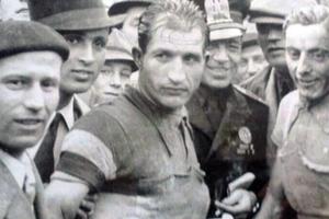 Gino Bartali (center) between 1940 and 1943. Gino Bartali (center) between 1940 and 1943.